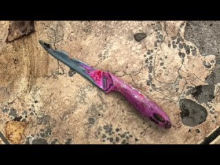 В поселке Октябрьском какой-то подросток метнул нож в домашнюю собаку за забором.  Та залаяла, когда он проходил мимо... (видео)