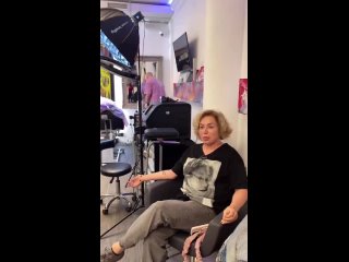 Мать Тимати Симона набила тату в честь новорожденной внучки  65-летняя Симона Юнусова 2 августа стала бабушкой в третий... (видео)