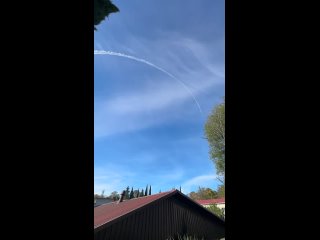 Сегодня был запечатлён фрагмент неба над посёлком Лазаревское, с необычным инверсионным следом от самолёта, который... (видео)