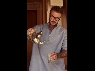 Доброе утречко, золотые! Просыпайтесь, красавчик Дэвид Бекхэм уже чаек разливает☕ (видео)