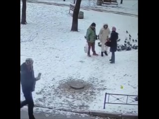 Елена пришла в парк покормить птиц, но встретилась с агрессией супругов, которым не понравились её действия. Татьяна не... (видео)