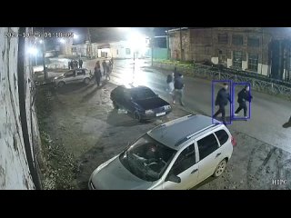 В поселке Арти мужчина пошел на толпу прохожих с бензопилой.    Больше нам нечего добавить к этому видео. Разве что... (видео)