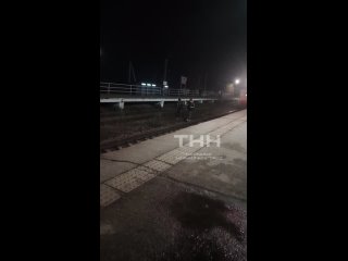 Правдинск. Вечер. Двое подростков решили проверить нервы машиниста — и бросились под тепловоз. Да-да, прямо на путях.... (видео)