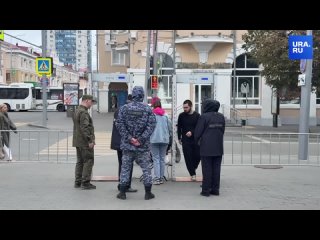 Перекресток Гоголя-Пролетарская перекрыли машиной. У площади стоят автобусы. На месте работают полицейские рядом с... (видео)