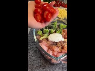 Идеальный ужин🥘   Ингредиенты: - филе курицы - 500 гр - яйцо - 2 шт - натуральный йогурт - 4 ст.л - сыр - 50 гр -... (видео)