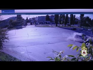 Porsche Cayenne проехал на красный и снёс «Волгу». Затем врезался в автобусную остановку и сбил женщину.   Жуткая... (видео)