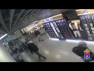 В аэропорту Пулково транспортные полицейские раскрыли кражу бейсболки. Представитель магазина сообщил о пропаже.... (видео)