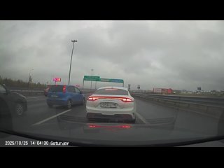 В  13:56 ( на регистраторе время спешит),   Ниссан решил объехать пробку при съезде с КАДа на Новоприозерское шоссе и... (видео)