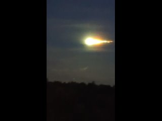 Нечто, напоминающее метеорит, заметили в небе над Москвой    Над столицей и областью жители заметили таинственный... (видео)