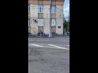 Сегодня цветы приносили радость не только педагогам.  В различных уголках Москвы букеты также вручали мамам учеников. (видео)