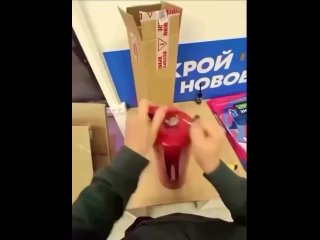 Школьник заказал огнетушитель на маркетплейсе и распылил его прямо в пункте выдачи заказов — просто ради популярности. ... (видео)