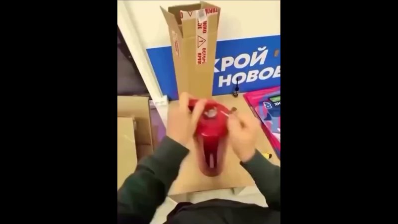 Школьник заказал огнетушитель на маркетплейсе и распылил его прямо в пункте выдачи заказов — просто ради популярности. ... (видео)