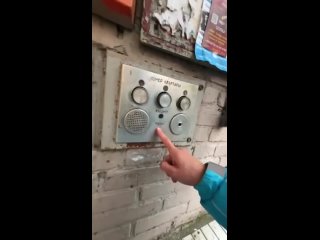 Московский курьер оказался в замешательстве, когда увидел нестандартный домофон.  Парень не сразу понял как работает... (видео)