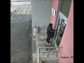 В Екатеринбурге неизвестный человек делает гадости офису на Крауля   Сотрудники то находят фекалии на входе, то дверь... (видео)