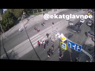 Возбудили дело после жёстокого наезда самокатчиков на 11-летнего школьника в центре Екатеринбурга.  1 сентября на... (видео)
