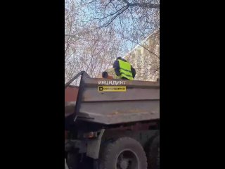 Пишет наша подписчица:  "На берегу Озера Грёз за СовСибирью организовали свалку строительного мусора. В субботу 25... (видео)