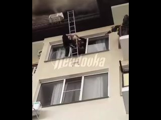 Пожарные спасли женщину, выбравшуюся на кондиционер на шестом этаже в Сочи    На Альпийской улице в Сочи пожарные... (видео)