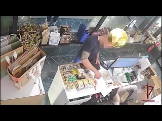 30-летнего уроженца Ростовской области, который пытался купить товары с помощью денег из «банка приколов», задержали в... (видео)