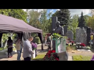 На могиле Александра Маслякова на Новодевичьем кладбище открыли памятник  Легендарный ведущий КВН скончался в 82 года... (видео)