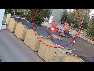 😡Подростки сожгли детскую площадку ради забавы в Ленобласти  Подростки 13–15 лет разобрали скамейку, подожгли доски... (видео)