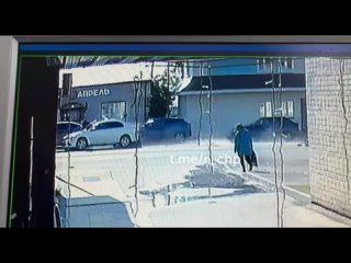 😡Иномарка сбила пенсионера и скрылась в Урене.  70-летний пенсионер уже почти дошёл до тротуара, но машина налетела на... (видео)