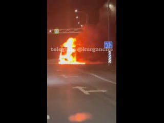 Автомобиль врезался в грузовик и загорелся на трассе Курган — Тюмень    ДТП произошло в Белозерском округе, рядом с... (видео)