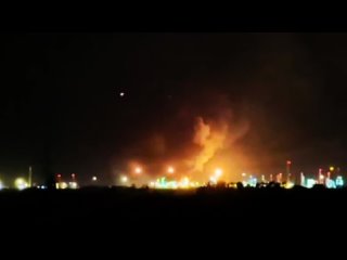 Горит третий НПЗ в Европе, занимающийся переработкой поступающей из России нефти — СМИ    Сообщается, что пожар... (видео)