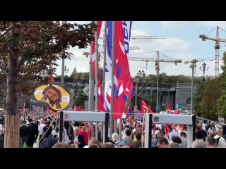 Впервые за несколько лет в Москве проводят крестный ход — тысячи верующих собрались в день празднования Собора... (видео)