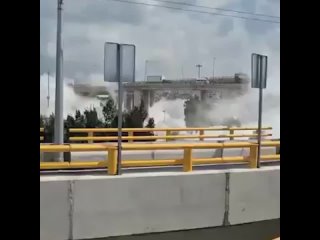В столице Мексики произошёл мощный взрыв автоцистерны с газом. По последним данным, три человека погибли, около... (видео)