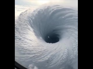 Перед вами ужасающие кадры огромной воронки из облаков, заснятой пассажирами с самолета. На видео вид сверху на ураган... (видео)