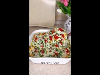 Запеканка с курицей и грибами😊  Ингредиенты: - картофель - 3-4 шт - шампиньоны - 400 гр - куриное филе - 500 гр - лук... (видео)