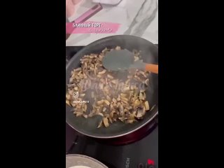 Блинный торт с начинкой🥞  Ингредиенты: - молоко - 2 ст - яйцо - 4 шт - соль - 1/2 ч.л - сахар - 1 ст.л - растительное... (видео)