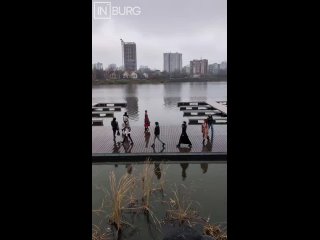 💃Подиум на воде: в Екатеринбурге прошёл предпремьерный показ Недели моды  Пирс водно-ландшафтного парка «Атмофест»... (видео)