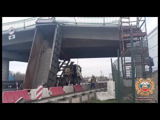 Водитель самосвала погиб на трассе М4 «Дон»  Все произошло рано утром в районе 1000-го километра трассы, где велись... (видео)