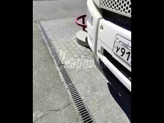 Дрон влетел в грузовик на заправке в ЛНР, но чудом не сдетонировал    Мужчина снял момент прилета дрона ВСУ прямо в... (видео)