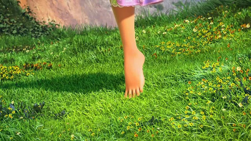 Побежал по земле. Ноги на траве. Хождение босиком. Ступни на траве. Босые ноги на траве.