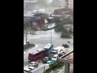 Ямайку объявили зоной бедствия из-за мощнейшего урагана "Мелисса".  Циклон со скоростью ветра до 230 километров в час... (видео)