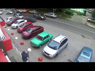 Страшные кадры с улице Тимирязева — внедорожник наехал на курьера, ехавшего на мопеде.  56-летний водитель Haval... (видео)