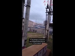 На ярославском направлении группа подростков-зацеперов бросила камень в кабину машиниста.  К счастью, машинист остался... (видео)