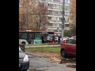 😱На Казанском шоссе разъярённый пассажир, вооружённый ножом, полез громить автобус после того, как водитель выпроводил... (видео)