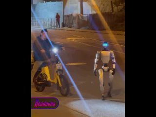 В Москве робот устроил разборки с курьером    От «шахид-мопедов» злятся не только прохожие, но и андроиды — в столице... (видео)