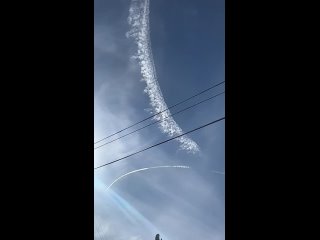 Сегодня был запечатлён фрагмент неба над посёлком Лазаревское, с необычным инверсионным следом от самолёта, который... (видео)