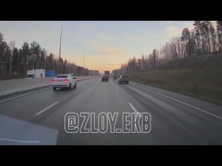 На ЕКАД утром произошло ДТП. Момент аварии попал на видео.  По словам очевидцев, у водителя белой машины что-то... (видео)