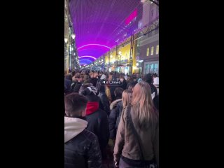 Кошмар на улице Вайнера    Подростки в хэллоуинских костюмах захватили главную пешеходную улицу Екатеринбурга. Прохожие... (видео)