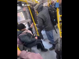 В Новосибирске пассажиры троллейбуса подрались из-за беременной женщины  В Новосибирске произошел конфликт в... (видео)