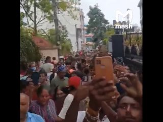 Больше 500 человек пострадали в ходе протестов в Непале. Люди подожгли отель Hilton, резиденцию премьера, президента и... (видео)