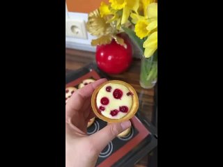 Сметанники😋  Ингредиенты: - сметана - 350 гр - сахар - 4 ст.л - яйцо - 1 шт - ванилин - по вкусу - крахмал - 1 ст.л -... (видео)