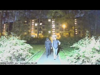 В ночь на 8 сентября во 2-ю парадную дома №26 на улице Верности ломились два гостя. Жгли и ломали, но так и не смогли... (видео)