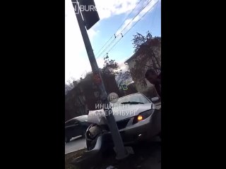 Сегодня днем на 40 лет Октября автомобиль врезался в столб  «Не вошел в поворот. Ехал на мигающий зеленый. Дети стояли... (видео)