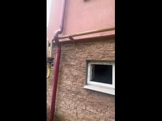 «Нас просто бросили!»: в Красной Поляне жители неделю живут с затопленным канализацией подвалом  В многоквартирном доме... (видео)